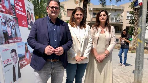 El secretario comarcal del PSOE, Joaquín Hernández; la candidata a la alcaldía de Bigastro, Carmen Sánchez; y la portavoz del Comité electoral provincial, Sandra Martín