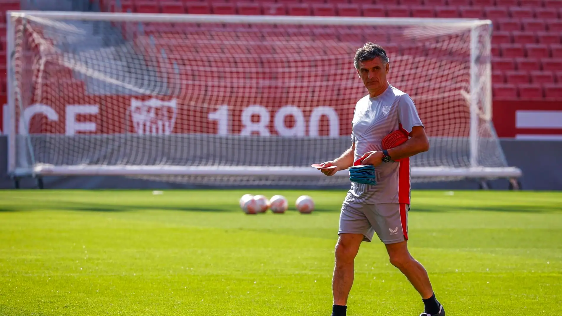 El entrenador del Sevilla, José Luis Mendilibar, durante el entrenamiento realizado este jueves en el Ramón Sánchez-Pizjuán.