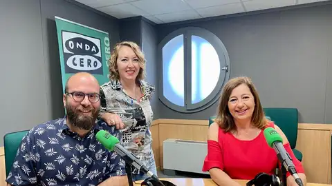 La socialista Francina Armengol acompaña a los periodistas de Onda Cero Martí Rodríguez y Elka Dimitrova La socialista Francina Armengol acompaña a los periodistas de Onda Cero Martí Rodríguez y Elka Dimitrova