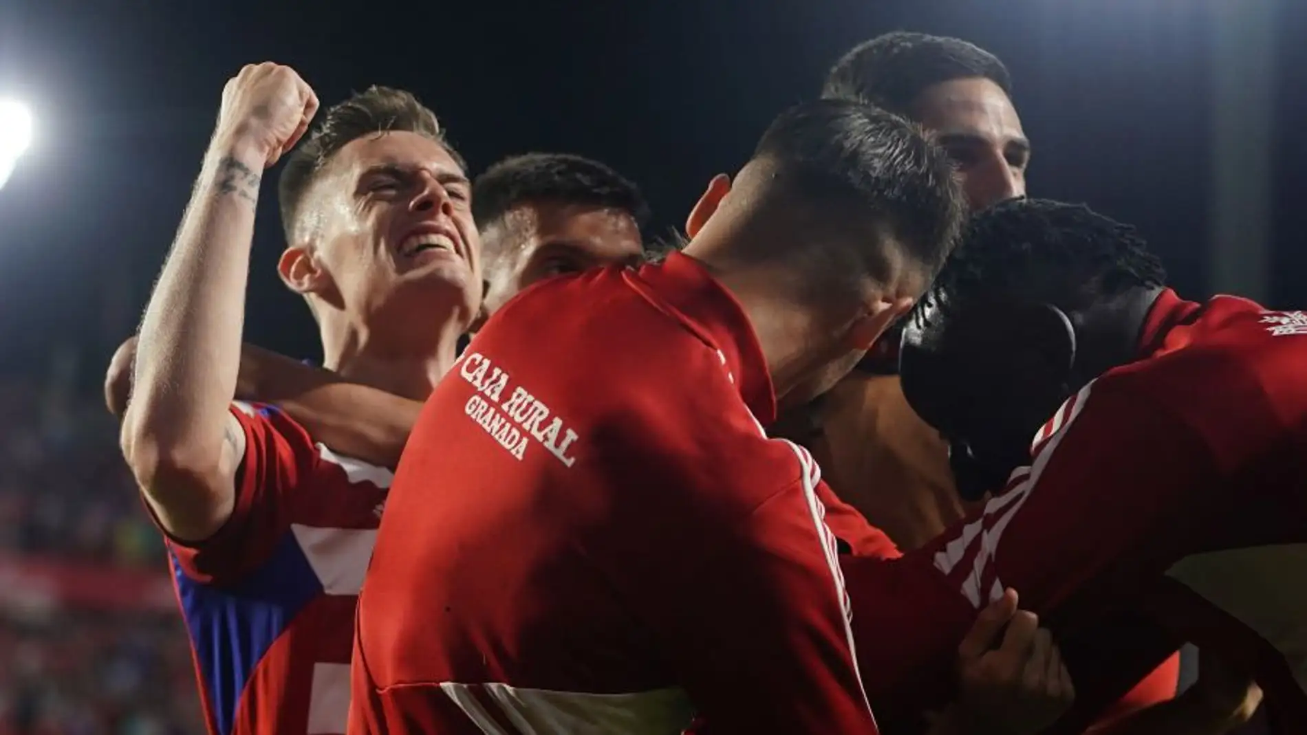 Los jugadores del Granada celebran uno de sus goles en la última jornada