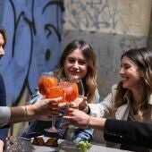 Ángela Rodríguez 'Pam' e Irene Montero toman el aperitivo en Lavapiés junto a la candidata de Podemos a la Presidencia de la Comunidad de Madrid, Alejandra Jacinto