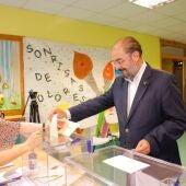 El candidato del PSOE a la presidencia del Gobierno de Aragón, Javier Lambán, ejerciendo su derecho al voto