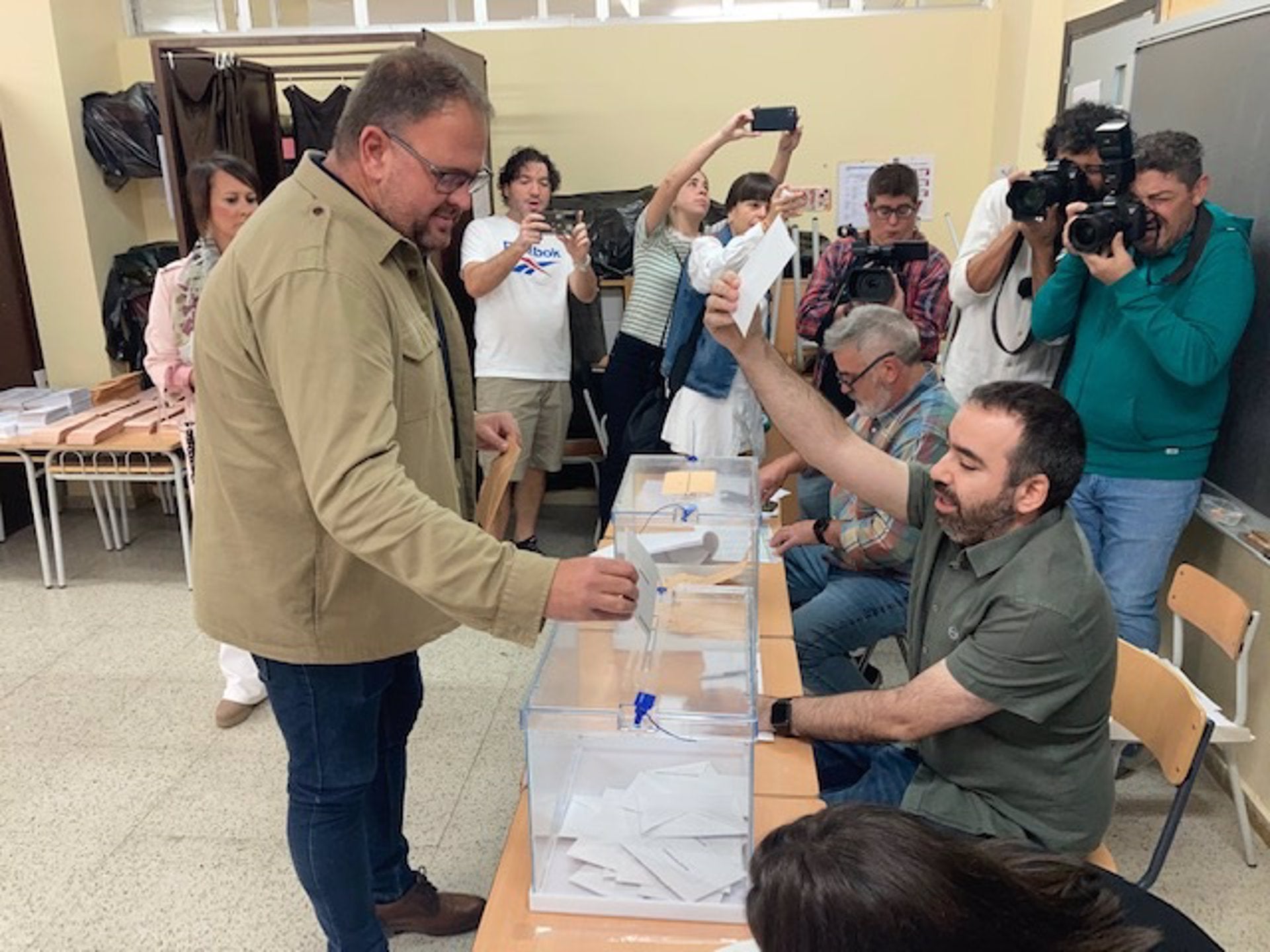 Los candidatos emeritenses votan y apelan a la participación de los ciudadanos en este 28M Los candidatos emeritenses votan y apelan a la participación de los ciudadanos en este 28M