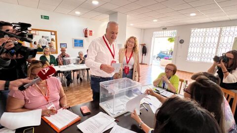 Juan Carlos Ruiz Boix ejerciendo su derecho al voto