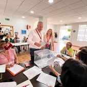Juan Carlos Ruiz Boix ejerciendo su derecho al voto Juan Carlos Ruiz Boix ejerciendo su derecho al voto
