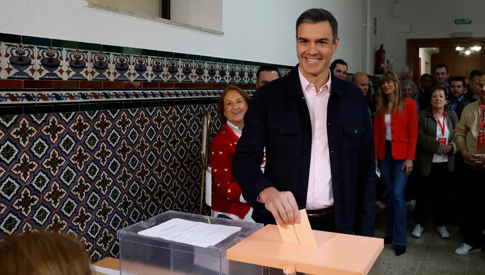 Pedro Sánchez votando en un colegio de Madrid 