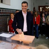 Pedro Sánchez votando en un colegio de Madrid 