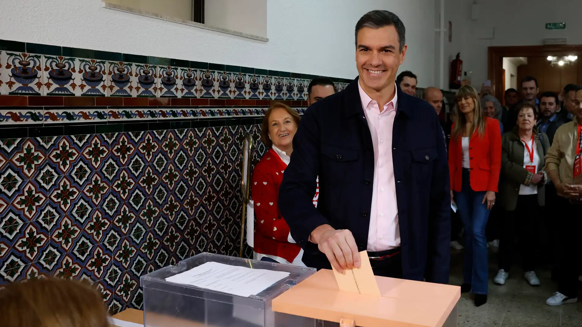 Pedro Sánchez votando en un colegio de Madrid 