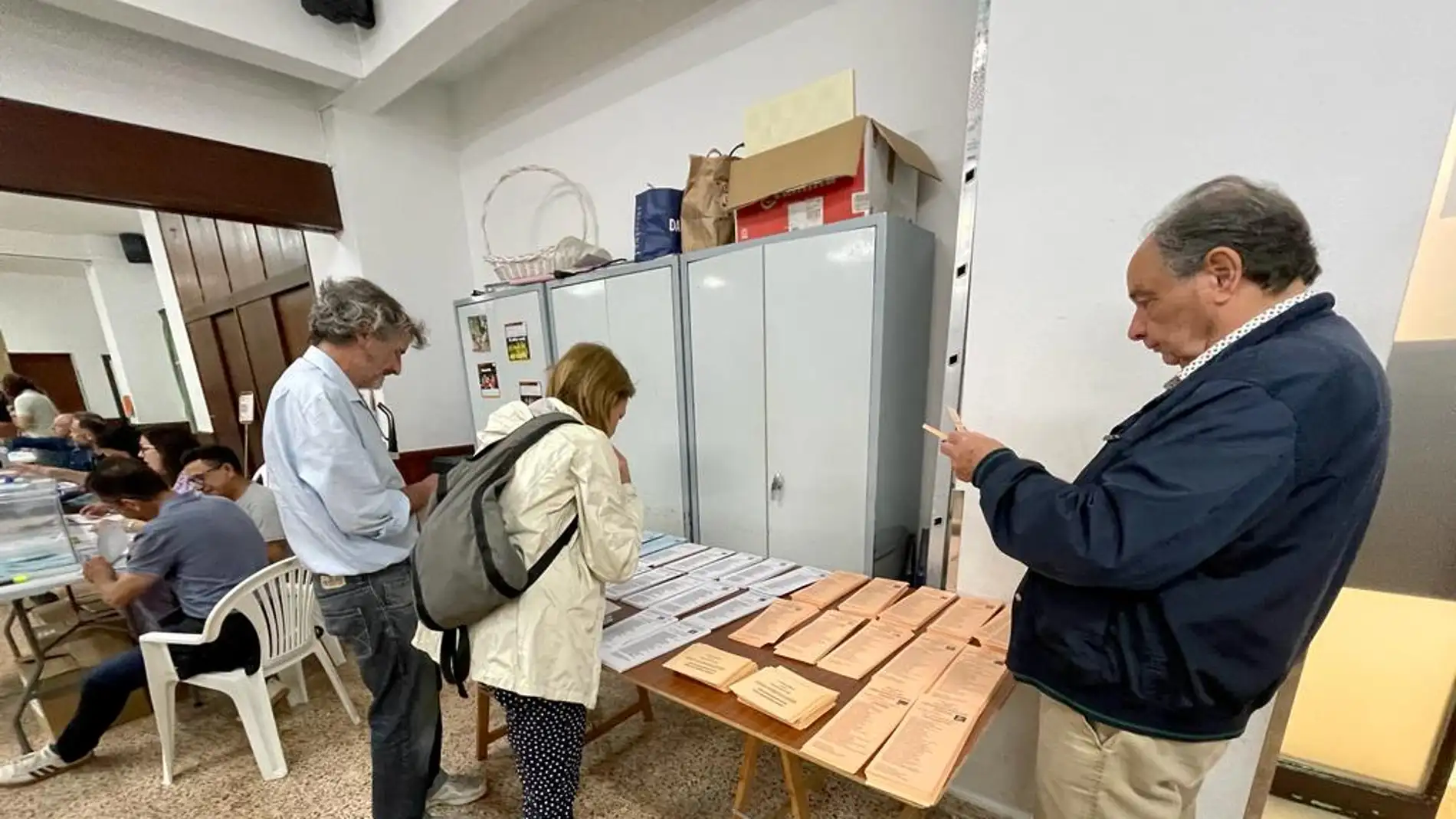 Los candidatos ejercen su derecho a voto en los colegios electorales de Baleares. 