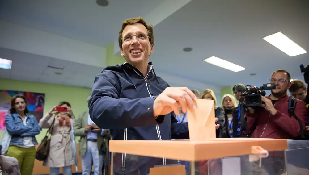 Martínez-Almeida vota para las elecciones municipales y autonómicas de 2023