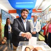 López Miras ejerce su derecho al voto