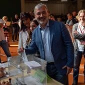 Jaume Collboni acude a votar a su colegio electoral