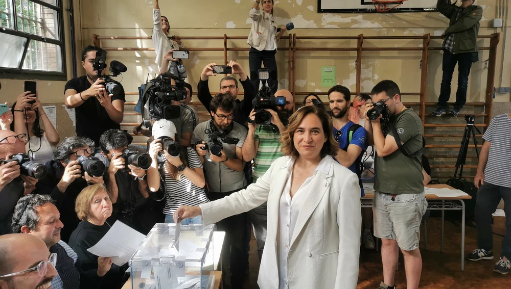La alcaldesa de Barcelona y candidata a la reelección, Ada Colau, ha votado pocos minutos después de las 10h acompañada de su familia en el centro cívico La Sedeta, cerca de laSagrada Familia. 