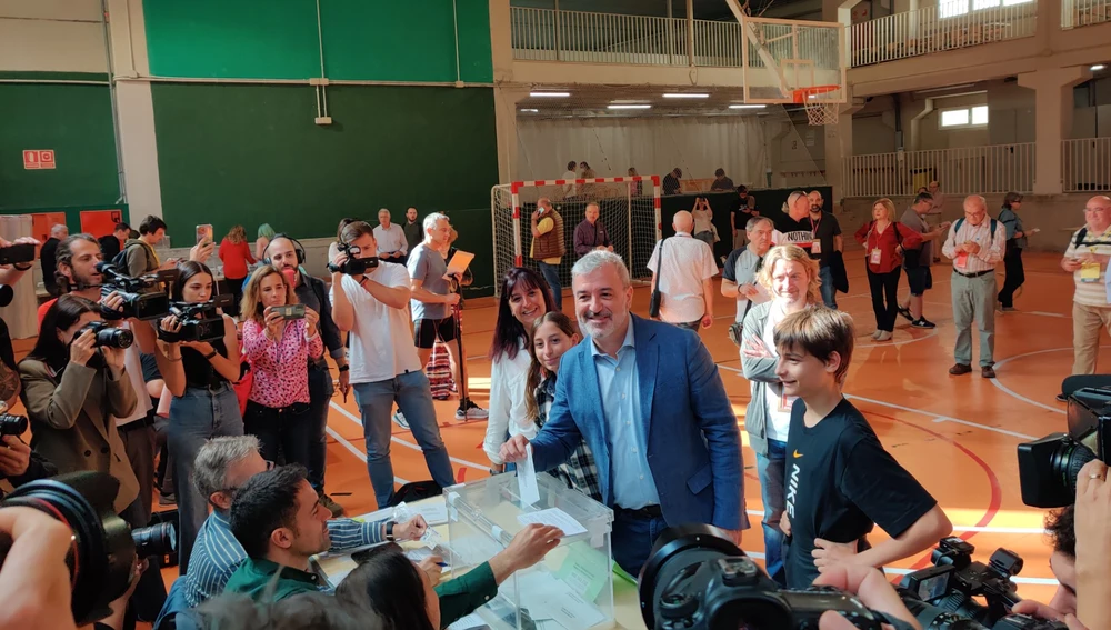 El candidato del PSC a la alcaldía de Barcelona, Jaume Collboni, ha ejercido su derecho al voto 