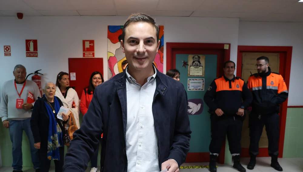 El candidato a la Presidencia de la Comunidad de Madrid, Juan Lobato, ejerce su derecho al voto en el Colegio Público Chozas de la Sierra