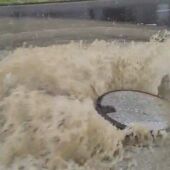 Imagen de los efectos de la lluvia de este mediodía en Santiago. Carlos Otero