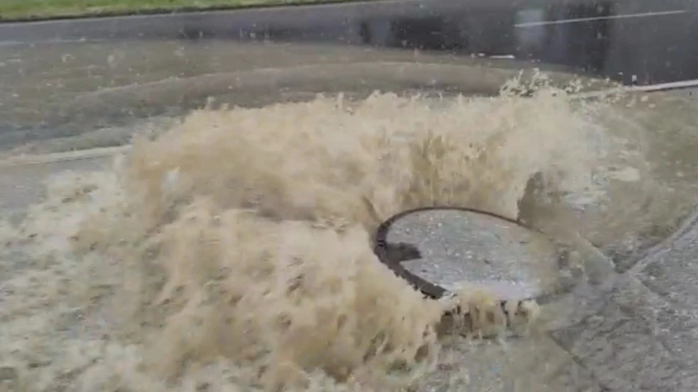 Imagen de los efectos de la lluvia de este mediodía en Santiago. Carlos Otero Lluvia