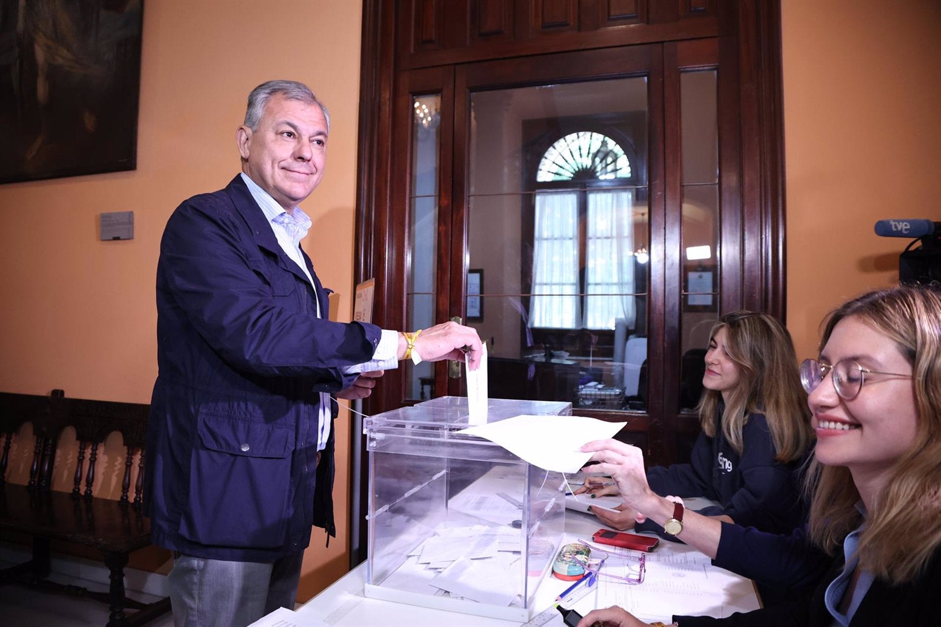 El candidato popular Jose Luis Sanz vota en el Ayuntamiento de Sevilla y confía en la victoria en la capital El candidato popular Jose Luis Sanz vota en el Ayuntamiento de Sevilla y confía en la victoria en la capital