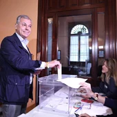 El candidato popular Jose Luis Sanz vota en el Ayuntamiento de Sevilla y confía en la victoria en la capital El candidato popular Jose Luis Sanz vota en el Ayuntamiento de Sevilla y confía en la victoria en la capital