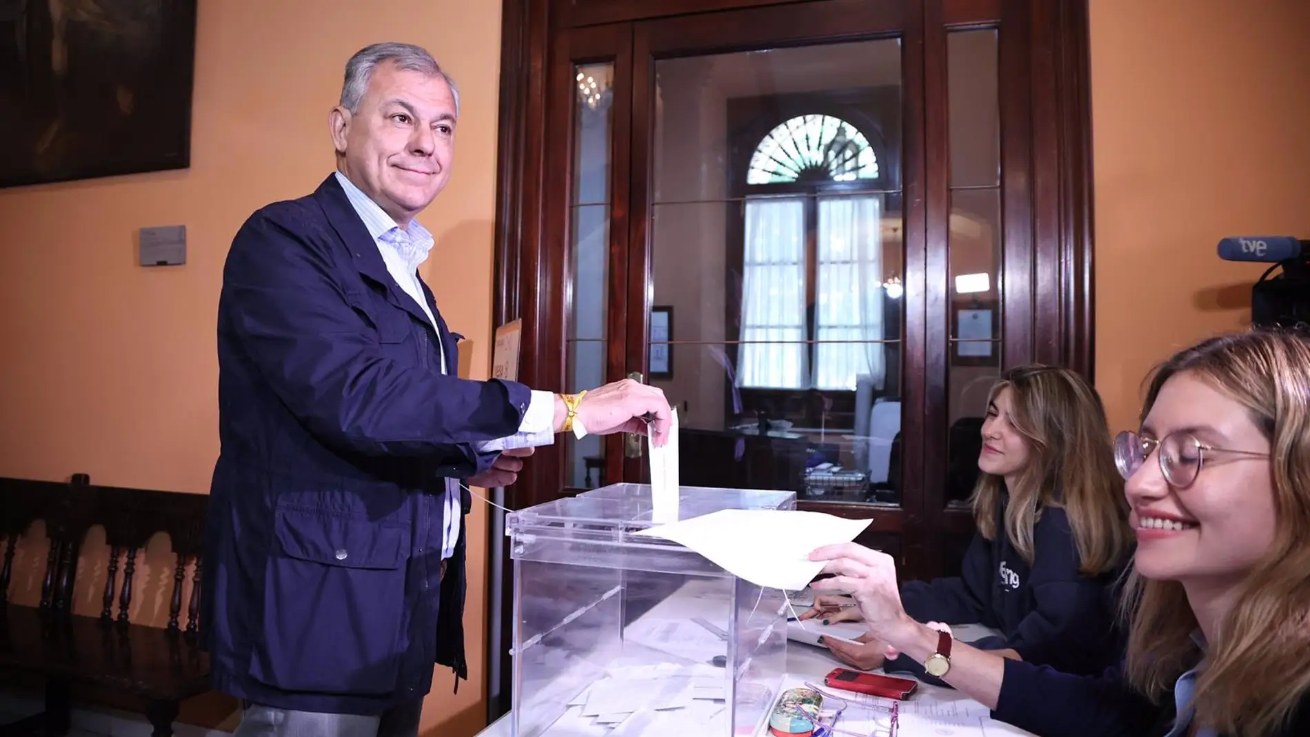 El candidato popular Jose Luis Sanz vota en el Ayuntamiento de Sevilla y confía en la victoria en la capital