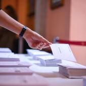 ¿Pueden votar los extranjeros en las elecciones municipales este 28M? Quiénes sí y quiénes no pueden hacerlo
