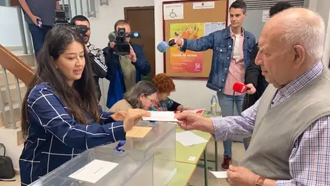 Una de las mesas electorales en Extremadura de las elecciones municipales y autonómicas del 28M Una de las mesas electorales en Extremadura de las elecciones municipales y autonómicas del 28M