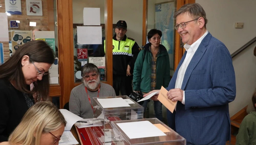 Ximo Puig en Morella (Castellón), donde ha ejercido su derecho a voto a primera hora de la mañana 