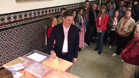 Pedro Sánchez vota en un colegio de Moncloa 