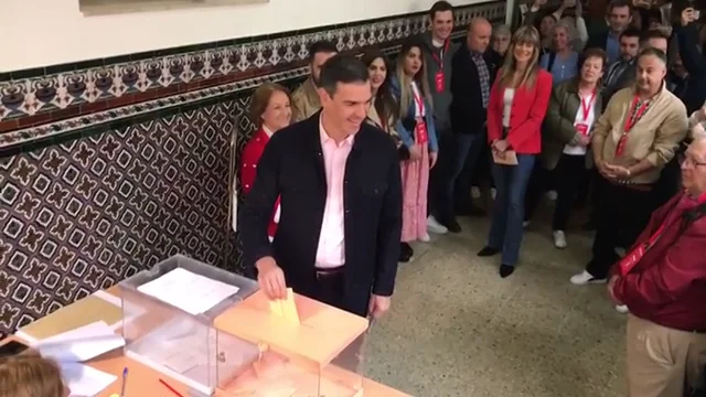 Pedro S&aacute;nchez vota en un colegio de Moncloa 