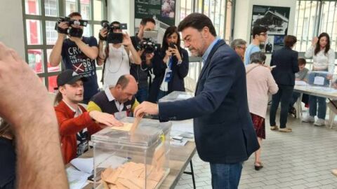 El alcalde, Luis Barcala, votando en las pasadas elecciones municipales