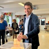 Carlos Mazón deposita su voto en una mesa electoral de Alicante, su ciudad natal