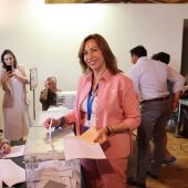 La candidata del PP a la alcaldía de Zaragoza, Natalia Chueca, ejerciendo su derecho al voto
