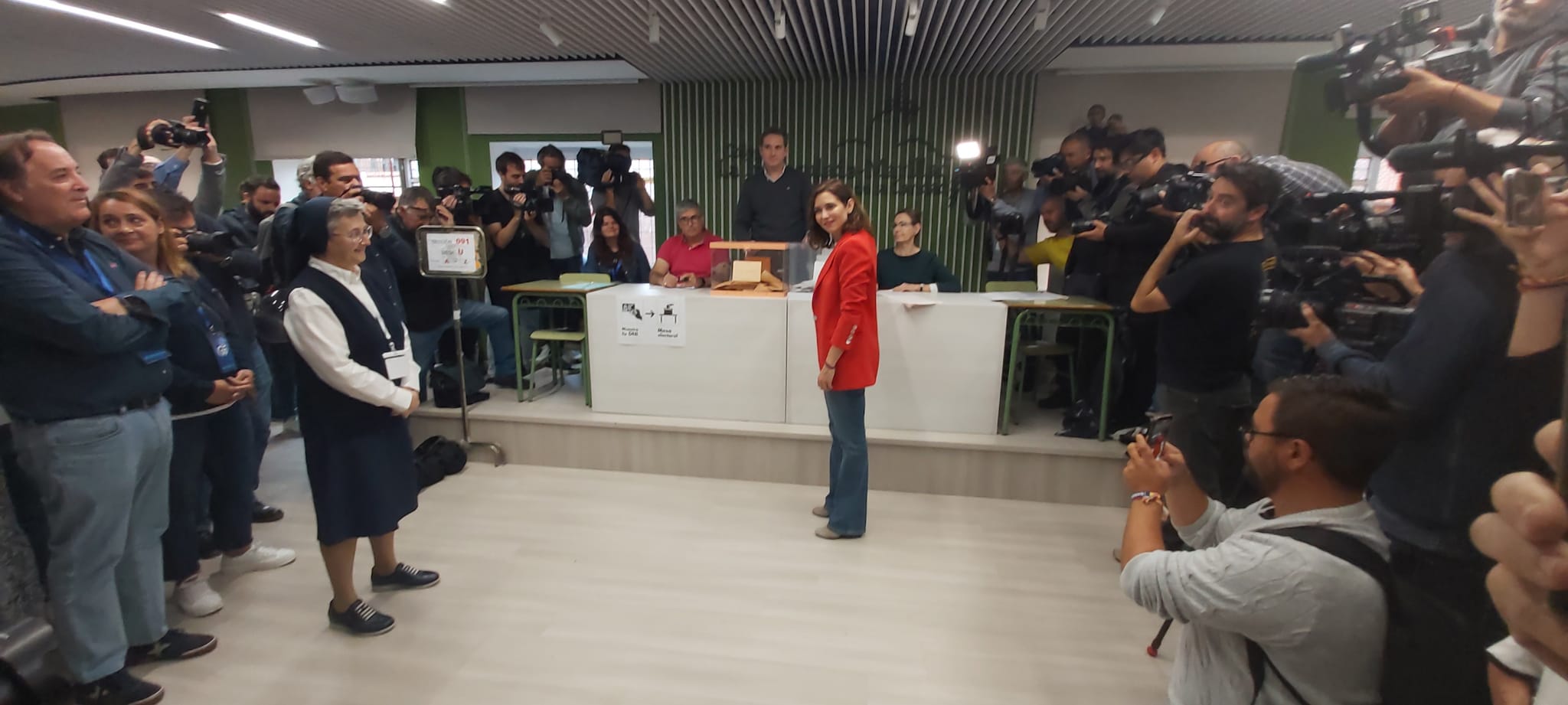 Ayuso espera una "participación masiva" el 28M: "Deseo lo mejor para Madrid y para España" Ayuso espera una "participación masiva" el 28M: "Deseo lo mejor para Madrid y para España"