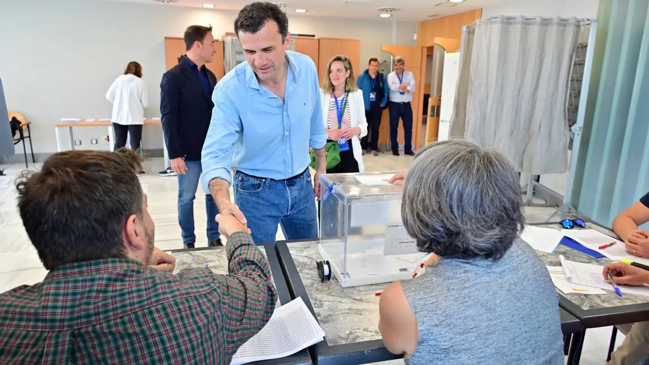 Bruno García ejerciendo el derecho al voto Bruno García ejerciendo el derecho al voto