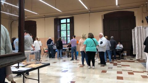 Algunos ciudadanos de Baleares votando en el Centre cultural de s&#39;Escorxador de Palma 