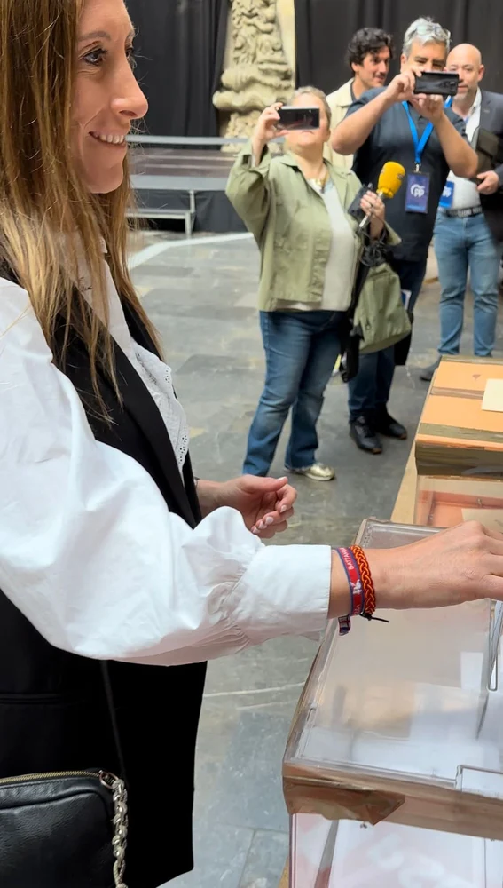 La candidata del PP de Gijón, Ángela Pumarieda, deposita su voto en las elecciones 