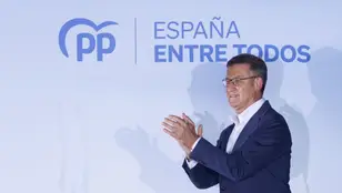 El líder del PP, Alberto Núñez Feijóo, celebra la victoria del partido en las elecciones del 28M