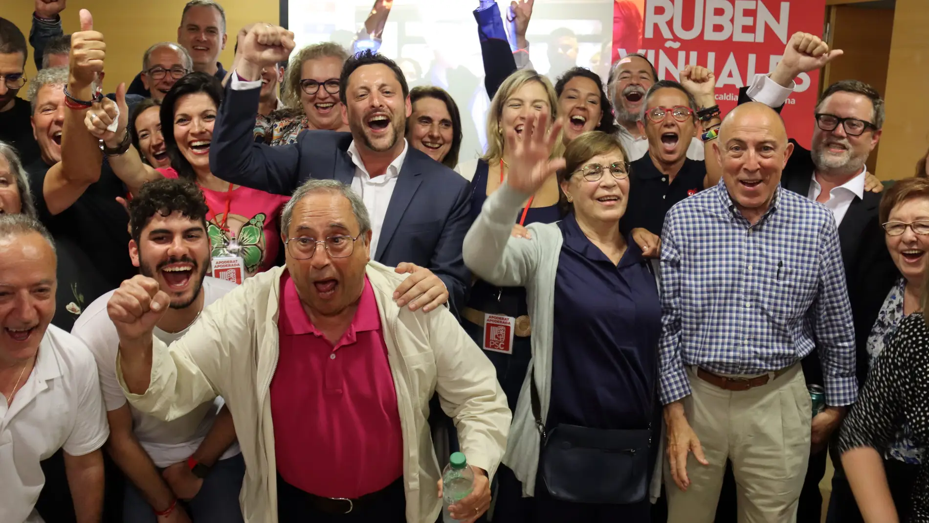 Rubén Viñuales celebra la victòria a la seu del PSC