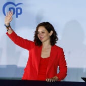 Isabel Díaz Ayuso, celebra su victoria con sus seguidores en Génova