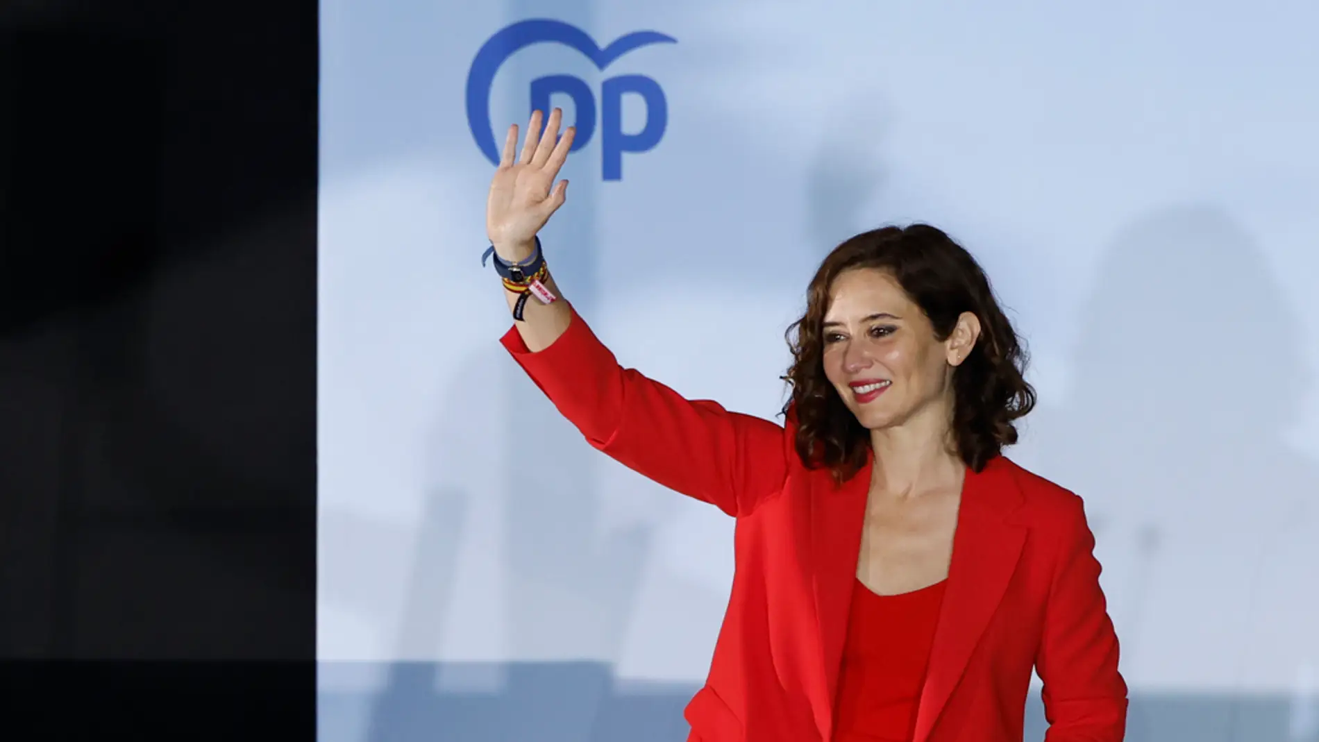 Isabel Díaz Ayuso, celebra su victoria con sus seguidores en Génova/ EFE/Juanjo Martín