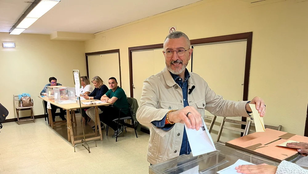 José Carlos Fernández Sarasola deposita su voto en las urnas
