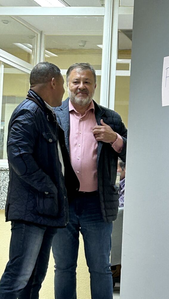 Darío Dolz, con uno de los miembros de su candidatura, en la sede del PSOE este domingo
