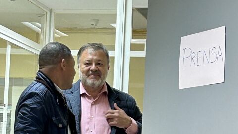 Darío Dolz, con uno de los miembros de su candidatura, en la sede del PSOE este domingo