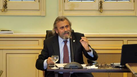 El presidente del Sindicato Médico de Baleares (SIMEBAL), Miguel Lázaro, en una comparecencia en la Comisión de Salud del Parlament