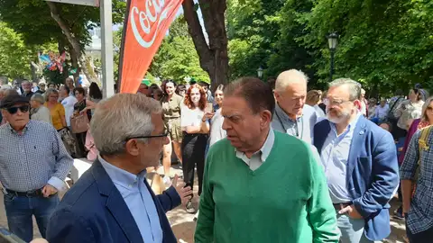 Alfredo canteli y gaspar Llamazares se han encontrado en la celebración de la fiesta del 'martes de campo' en Oviedo Alfredo canteli y gaspar Llamazares se han encontrado en la celebración de la fiesta del 'martes de campo' en Oviedo