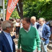 Alfredo canteli y gaspar Llamazares se han encontrado en la celebración de la fiesta del 'martes de campo' en Oviedo