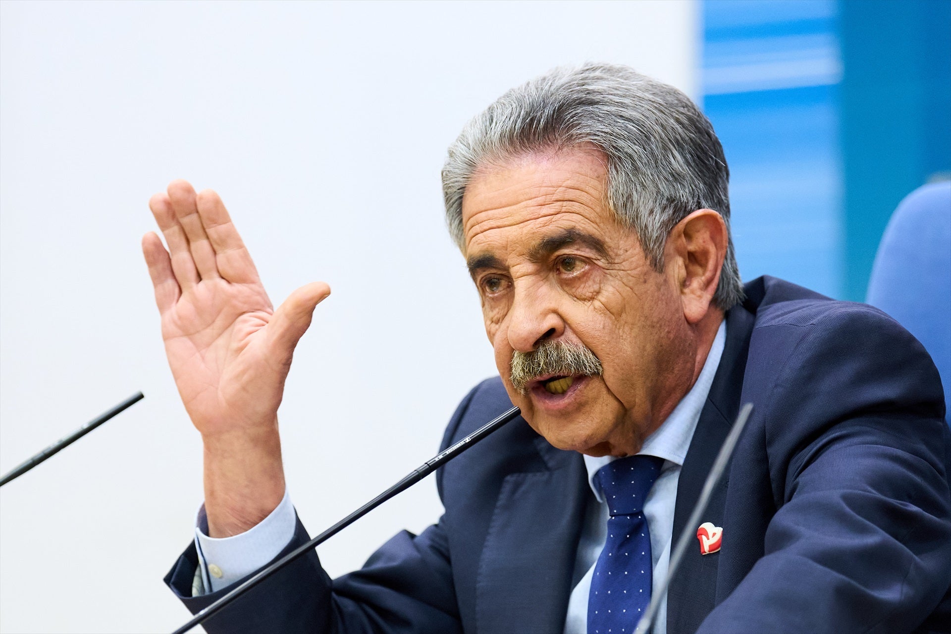 Revilla permitirá gobernar al PP para que Vox no entre en el Gobierno Revilla permitirá gobernar al PP para que Vox no entre en el Gobierno