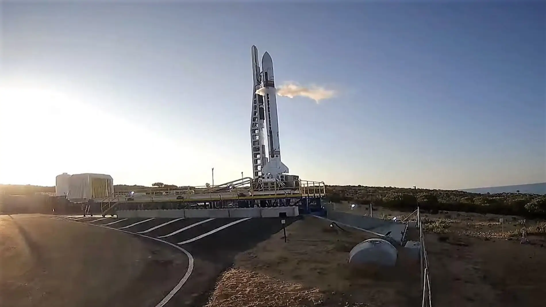 El cohete 'Miura 1' en la plataforma de lanzamiento de Huelva.