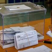 Imagen de una urna durante unas elecciones