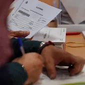 Imagen de los miembros de una mesa electoral durante el recuento de votos Imagen de los miembros de una mesa electoral durante el recuento de votos